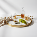 Bandeja decorativa de mármol blanco con asas de latón dorado